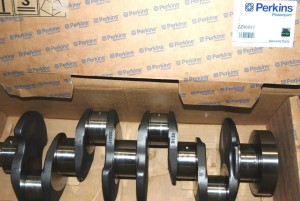 WAŁ KORBOWY ORYGINAŁ PERKINS 1104D-44T Z PANEWKAMI